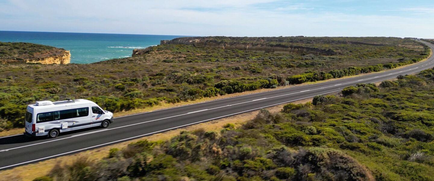 Apollo Euro Tourer camper rijdt op de Great Ocean Road langs de kust en zee
