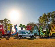 Mighty Double Down staat geparkeerd voor gekleurde grote letters Australië