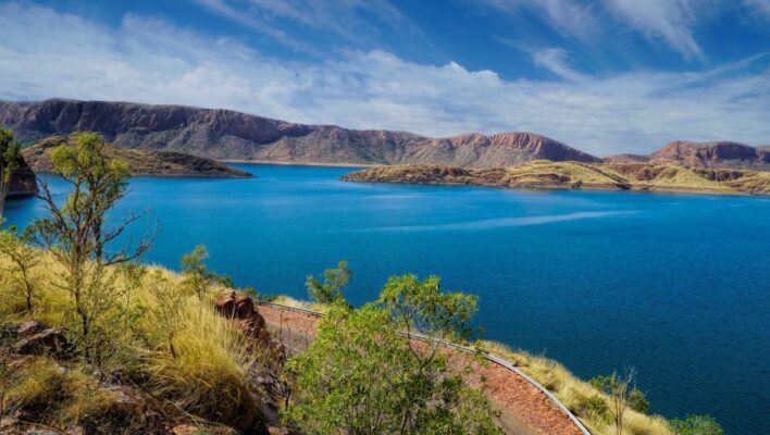 Zicht op Lake Argyle in Western Australia vanaf de weg