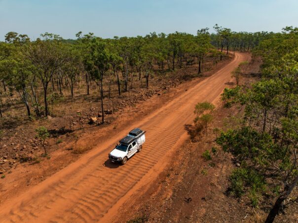 Britz Warrior 4WD rijdt over gravelweg in de Northern Territory droneshot