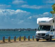 Maui River camper staat geparkeerd langs water