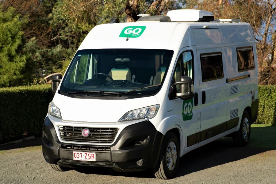Vooraanzicht van de Go Cheap Tamar op een camping