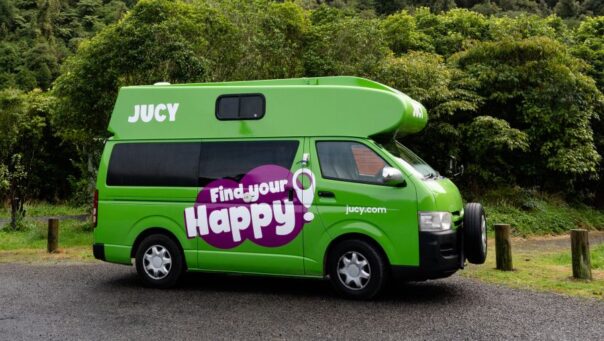 Zijaanzicht van de Jucy Chaser