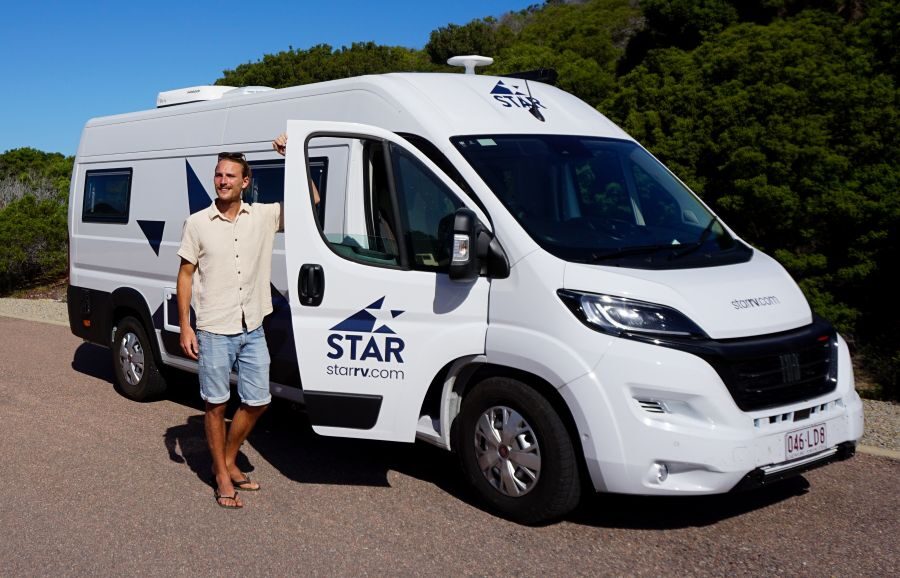 Man staat naast de voordeur van de Star RV Polaris 2