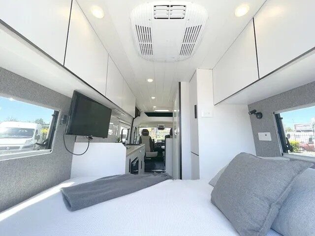 Zicht op het interieur van de Star RV Polaris 2 vanuit het opgemaakte bed achterin