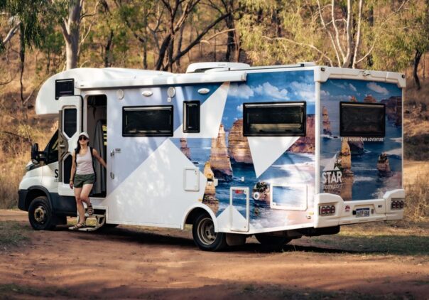 Een vrouw hangt uit de zijdeur van de Star RV Polaris 6
