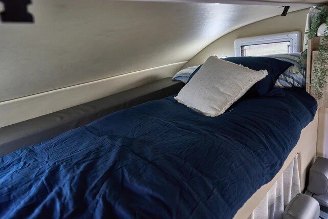 Het bed in de alkoof van de Star RV Polaris 6 is opgemaakt