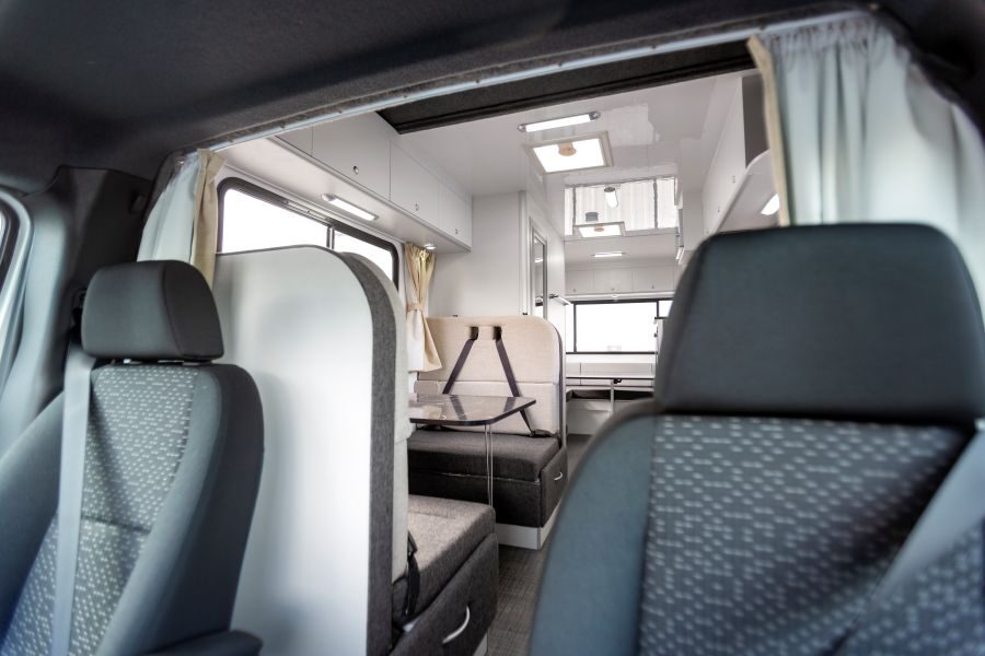 Zicht op de dinette van de Star RV Polaris 6 vanuit de cabine