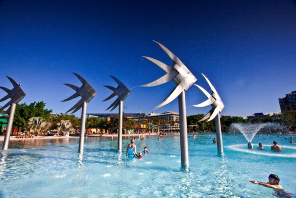 Zwembad of lagoon genoemd aan de Esplanade in Cairns, met vissymbolen op palen