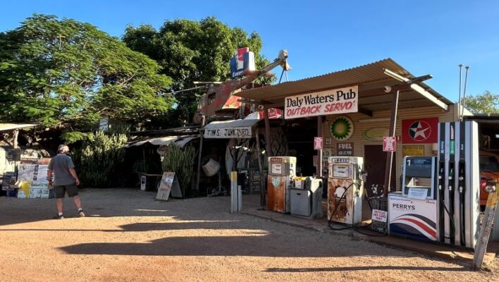Man kijkt naar het oude tankstation bij de Daly Waters pub