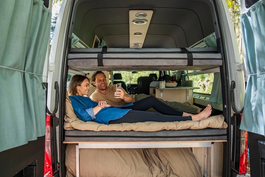 Apollo Endeavour fixed roof achterkant camper in Australië met koppel in onderste bed met bedden boven elkaar