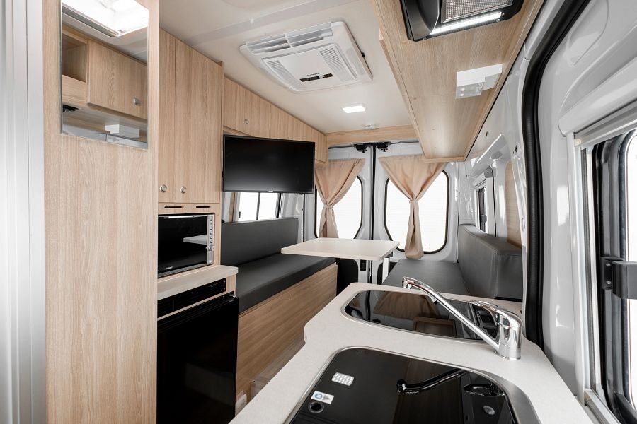 Britz Trailblazer Australië interieur camper keuken en zithoek met tv
