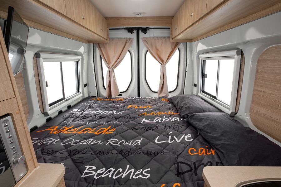 Britz Trailblazer Australië tweepersoons bed achterin de camper met opbergkasten erboven