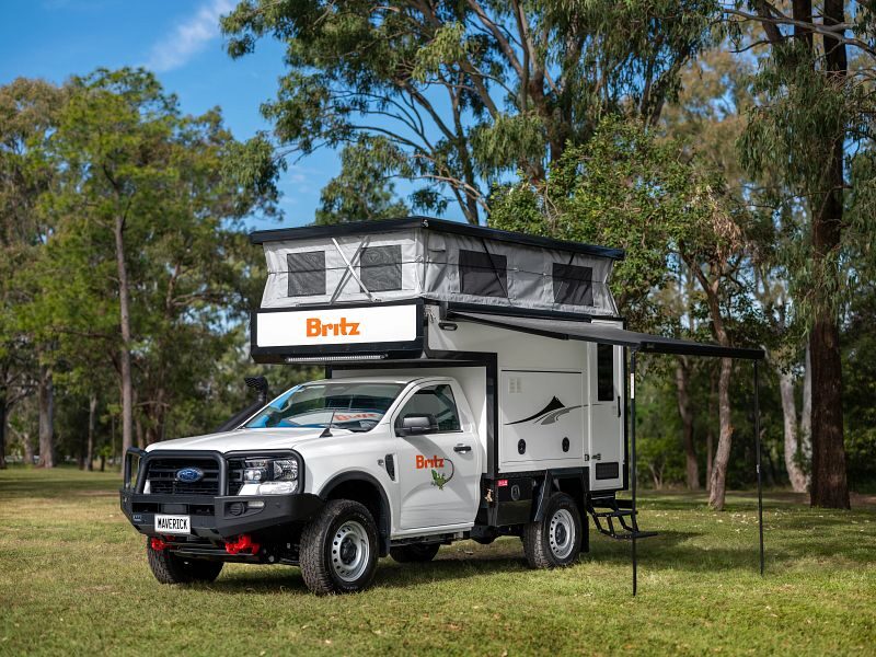 Britz Maverick 4WD staat geparkeerd met uitgeklapte luifel en tentdak omhoog