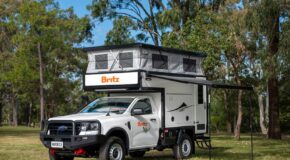 Britz Maverick 4WD staat geparkeerd met uitgeklapte luifel en tentdak omhoog