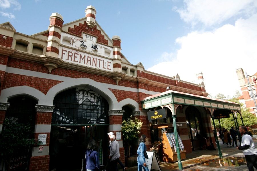 Mensen lopen langs de Fremantle markets