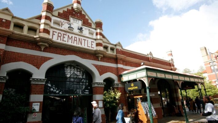 Mensen lopen langs de Fremantle markets