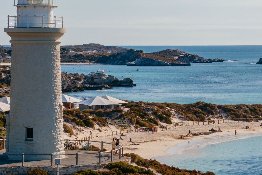 Zicht op de vuurtoren en de baai bij Pinky's Beach op Rottnest Island