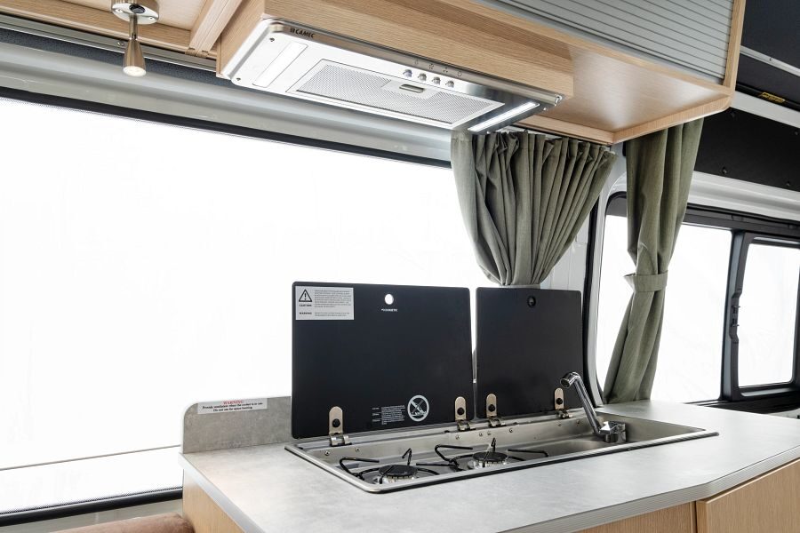 Het keukenblok met twee gaspitten en wasbak van de Maui Ultima Plus camper
