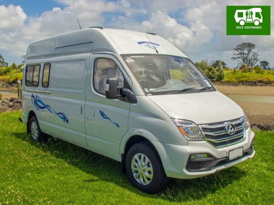 Wendekreisen Koru 2 Freedom geparkeerd op het gras
