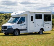 De Maui Cascade camper vanaf de zijkant geparkeerd in het gras in Nieuw-Zeeland