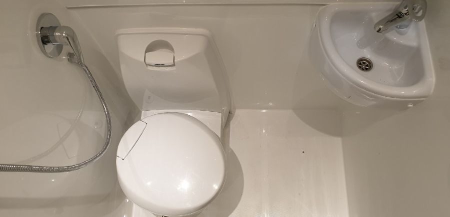 Toilet, douche en wasbak in de badkamer van de Wendekreisen Koru 4 Freedom