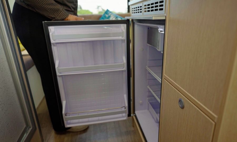 Koelkast van de keuken in de Wendekreisen Koru Star 6 Freedom