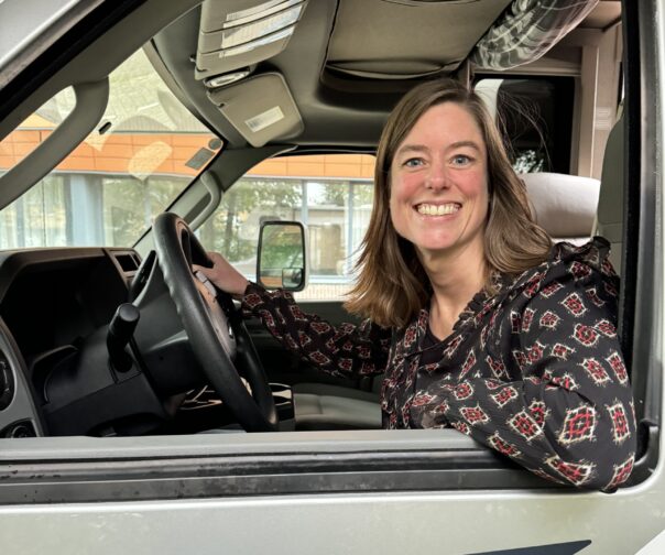 Mirjam van Campers Down Under zit achter het stuur van een camper