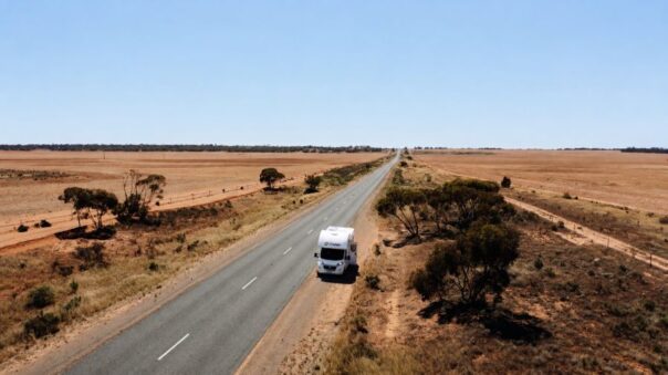 Cruisin Discovery camper staat stil langs de kant van de weg in Australië met de deur open, dronebeeld