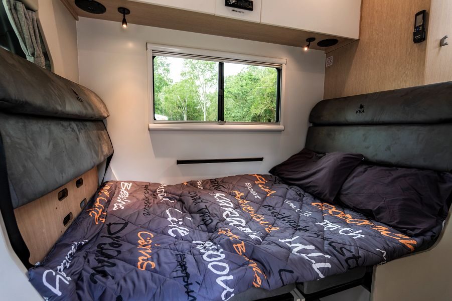 De tafel in het midden van de Maui Sunset camper is omgebouwd tot een bed