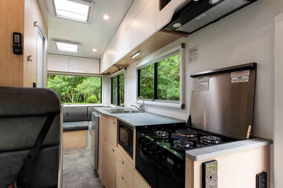 Het interieur met keuken en gaspitten van de Maui Sunset camper