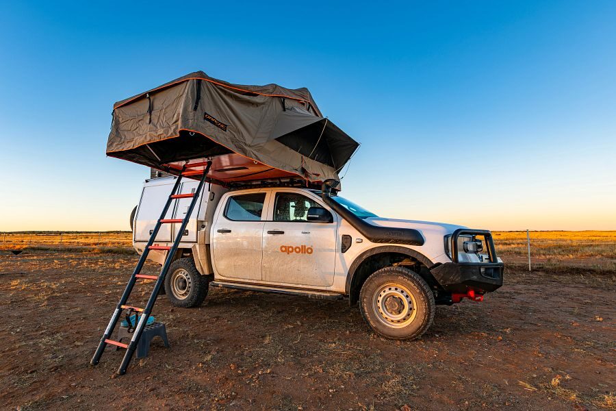 De zijkant van de Apollo 4WD Overland Camper met de daktenten en ladder uitgeklapt in Australië