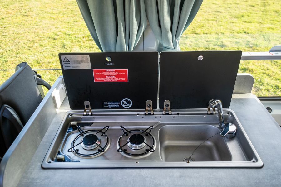 Het keukenblok met twee gaspitten en een wasbak in de Mighty Double Down camper in Australië