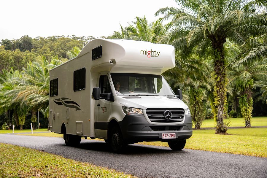 Een vrouw rijdt in de Mighty Double Up camper door de natuur van Australië