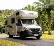 Een vrouw rijdt in de Mighty Double Up camper door de natuur van Australië