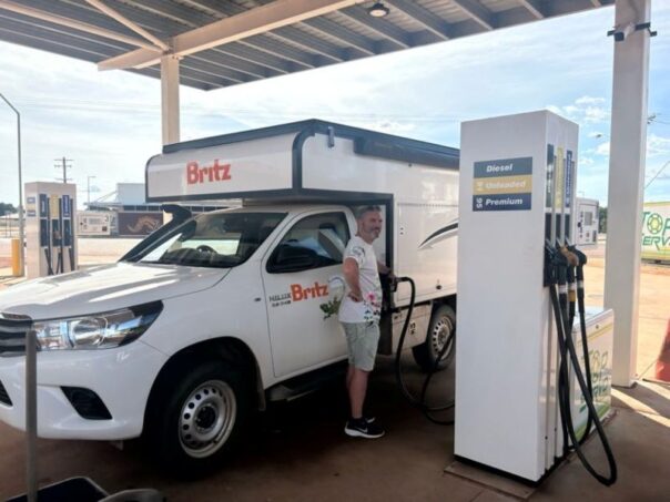 Peter tankt bij tankstation met de Britz Maverick camper