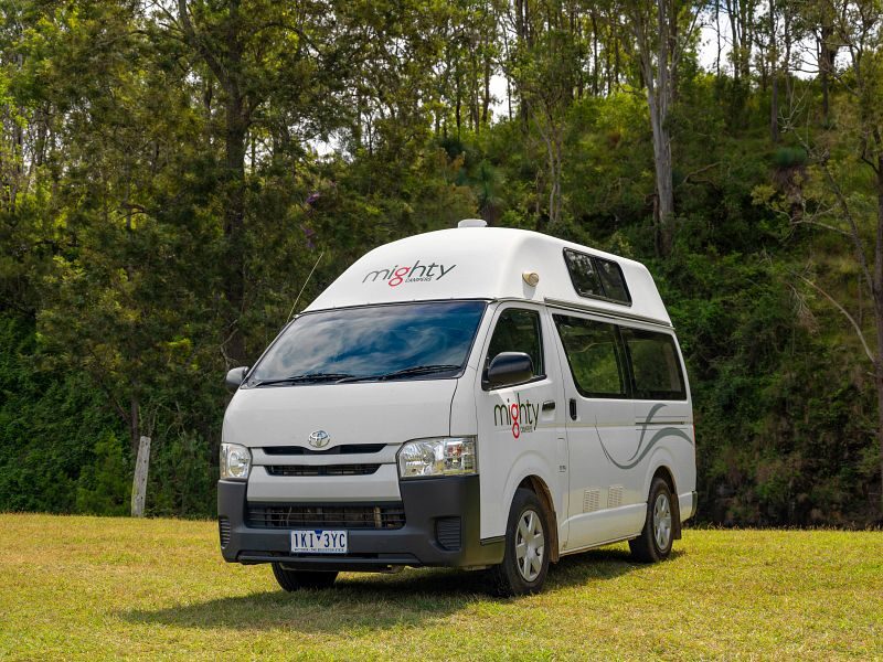 De Mighty Lite HiLITE camper staat geparkeerd op het gras in Australië