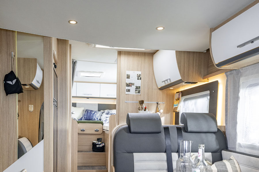 Het interieur van het midden en de achterkant van de McRent Family Standard camper