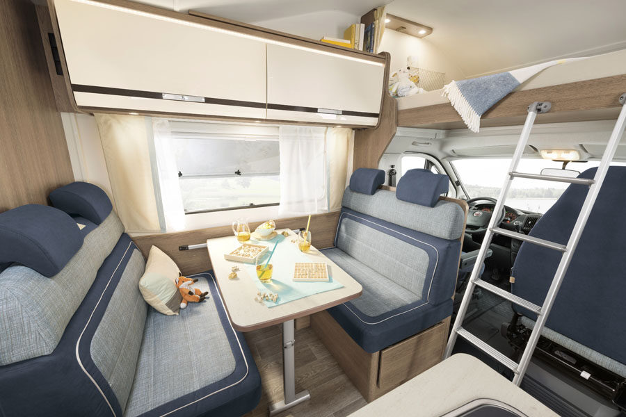 Het interieur met zitgedeelte in de McRent Family Plus camper