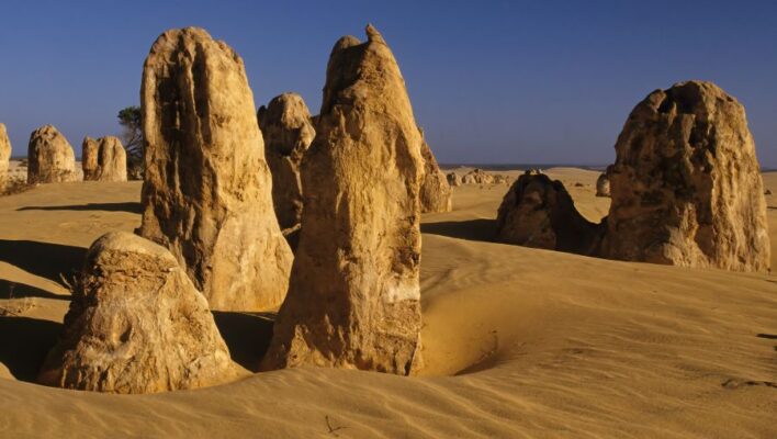 De zandstenen pinnacles in Nambung National Park boven Perth