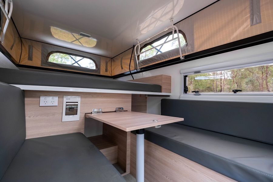 De zithoek met tafel in de Mighty 4WD camper