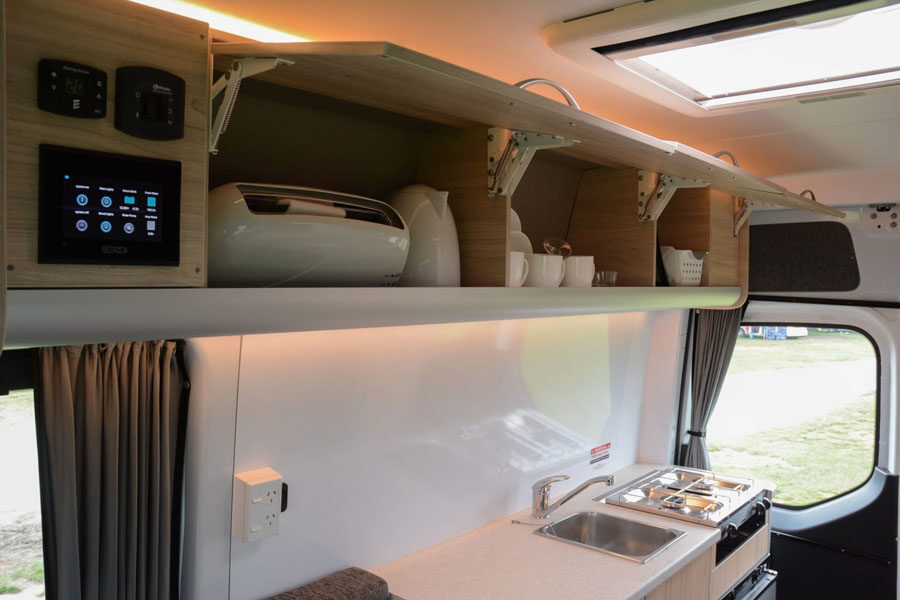 Openstaande keukenkasten boven de keuken in de Pacific Horizon 2 plus 1 camper