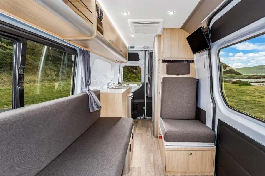 Het interieur met bank en extra zitplaats voor een kind van de Pacific Horizon 2 plus 1 camper