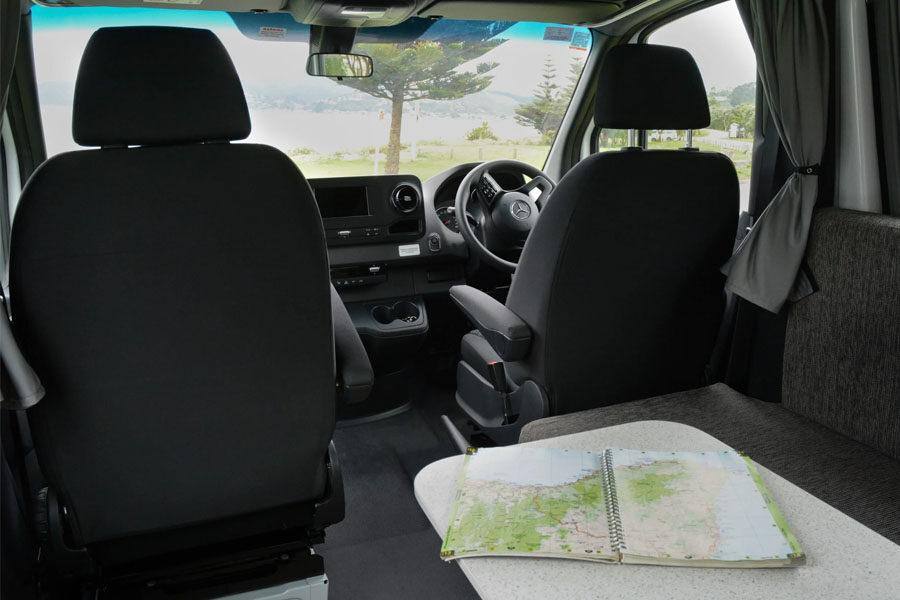 De tafel van de Pacific Horizon 2 plus 1 camper voorin bij de bestuurdersruimte