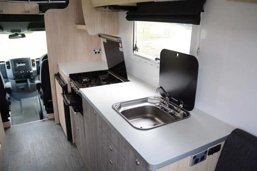 Het interieur met keuken van de Pacific Horizon Max 4 camper