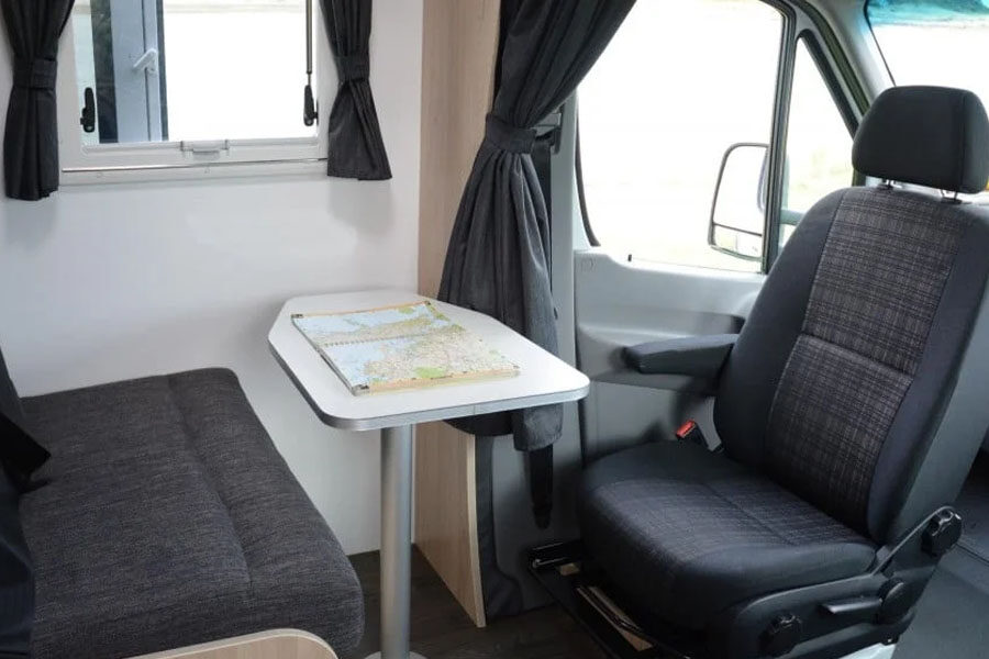 De zithoek voorin met draaibare bestuurdersstoel in de Pacific Horizon Sam 6 camper