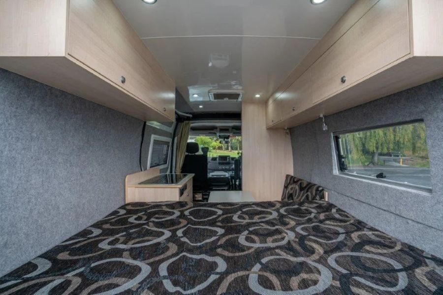 Zicht op het interieur van de Leisure Rent 2 Berth Campervan vanuit het bed achterin