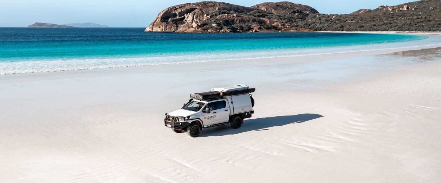 RedSands camper met twee daktenten rijdt op het strand