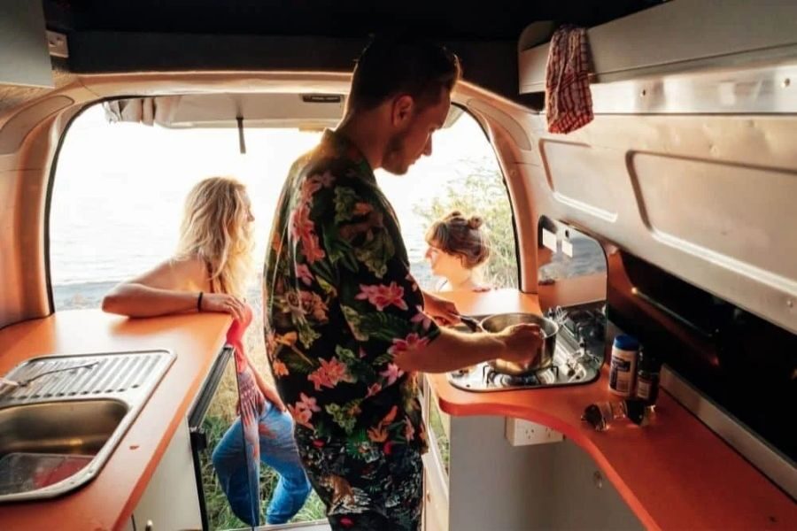 Man maakt gebruik van de keuken van de Travellers Autobarn Hi5