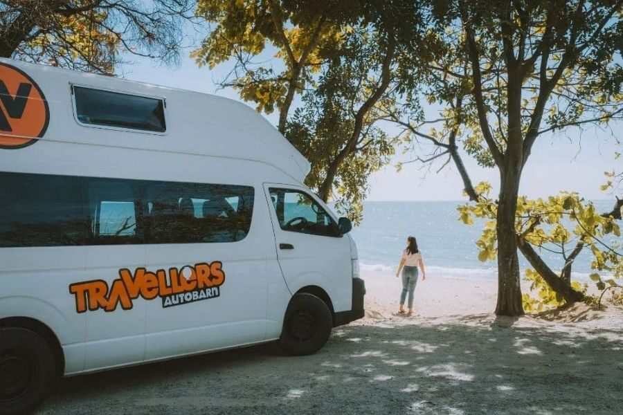 Travellers Autobarn Hi5 staat geparkeerd aan het strand